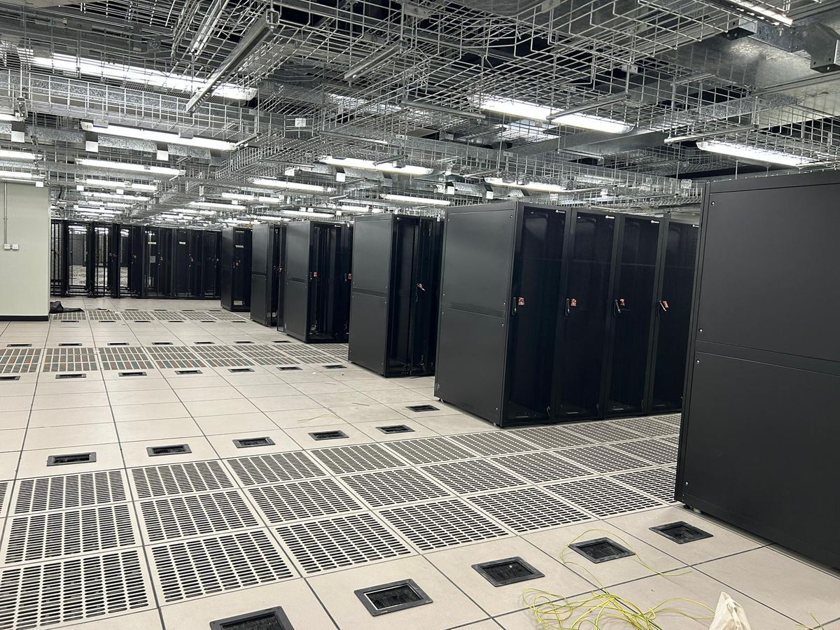 已完成的數據中心機房:整排伺服器機櫃及架空地板